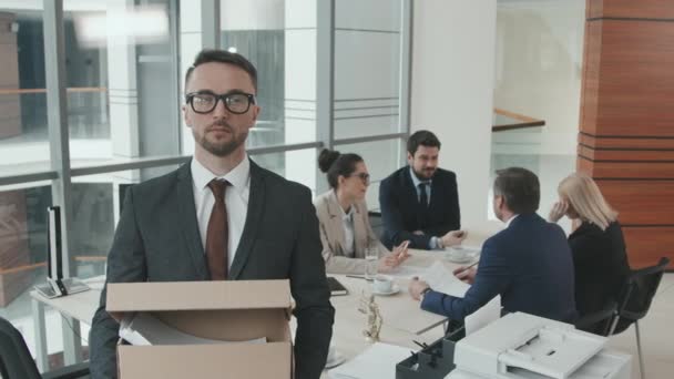 Pan Lentitud Media Retrato Joven Abogado Traje Anteojos Con Caja — Vídeos de Stock