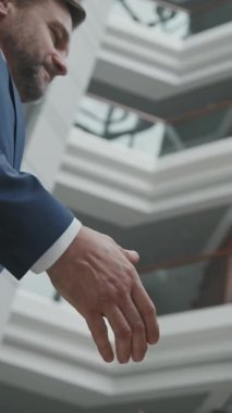 Müvekkilin yavaş yavaş dikey çekimleri başarılı bir anlaşmadan ya da sivil mahkemeden sonra avukata el sıkışması