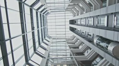 Yüksek cam ofis binasının düşük açılı görüntüsü modern ofisin içerisine bakan kimse yok.