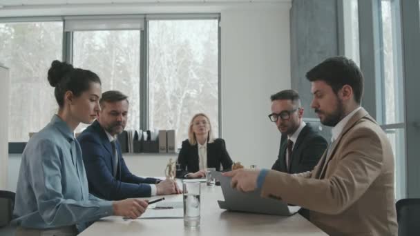 Mediana Toma Dos Partes Opuestas Sus Abogados Sentados Uno Frente — Vídeos de Stock