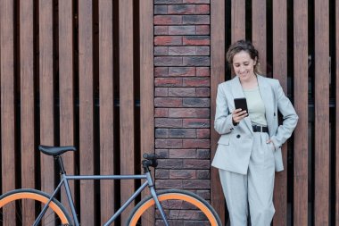 Mutlu zarif bayan akıllı telefondan kayıyor