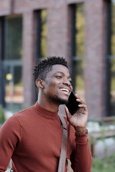 Homme d'affaires africain joyeux avec téléphone à l'oreille — Photo