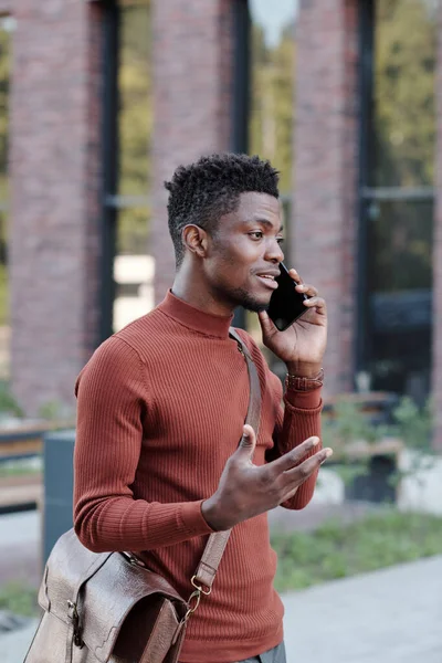 Empresário africano bem vestido a explicar uma coisa ao telefone — Fotografia de Stock