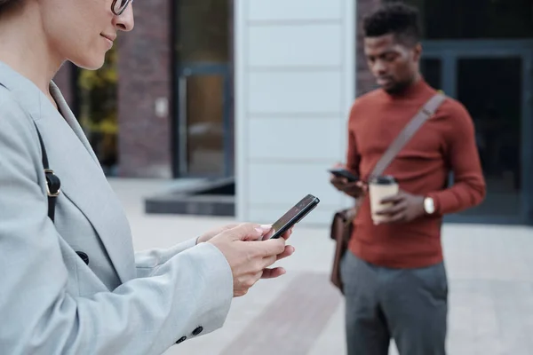 Ung affärskvinna rulla i smartphone — Stockfoto