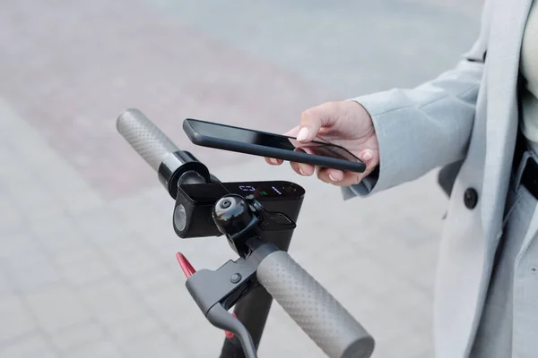 Hand affärskvinna med smartphone över scooter — Stockfoto