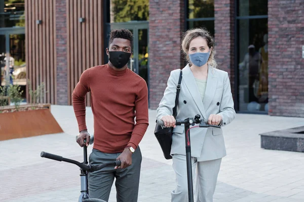 Dos colegas con máscaras de pie en la calle —  Fotos de Stock