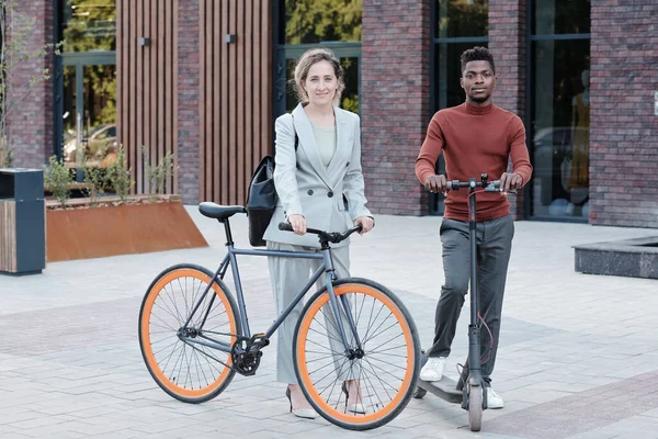 Samtida företagare med cykel och skoter — Stockfoto