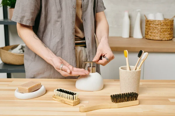 Femme appliquant du savon liquide sur les mains — Photo