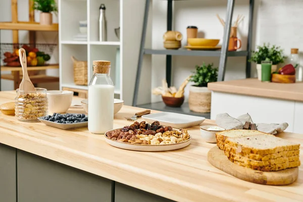 Aliments naturels biologiques pour préparer le petit déjeuner végétarien — Photo