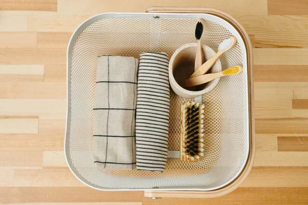 Vista de la cesta con artículos de cuidado corporal en mesa de madera —  Fotos de Stock