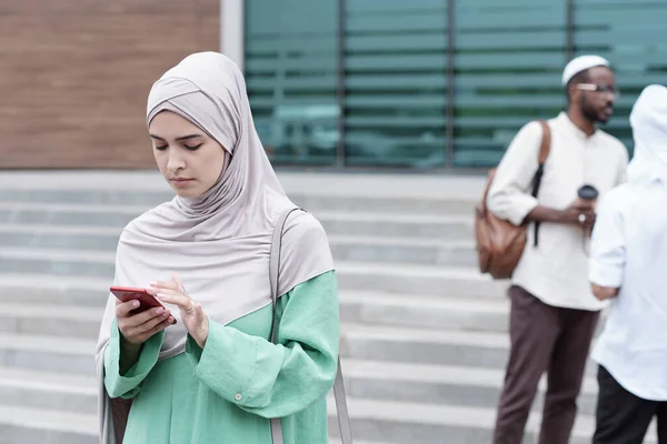 Muslimská žena Checking Phone — Stock fotografie