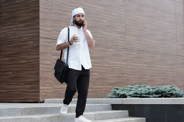 Empresário Muçulmano Barbudo Falando Por Telefone — Fotografia de Stock