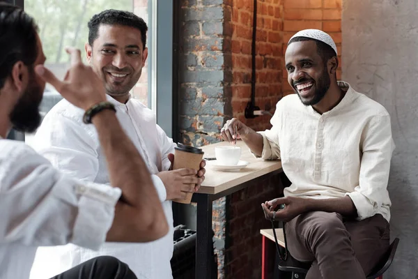 Amigos musulmanes se reúnen en Café — Foto de Stock