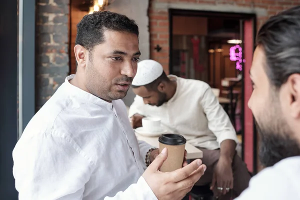 벗 과 커피를 마시는 아라비아 사람 — 스톡 사진