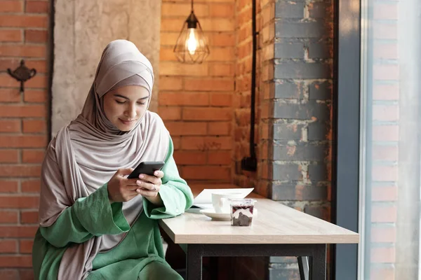 Mujer en Hijab Mensajes de texto Sms —  Fotos de Stock