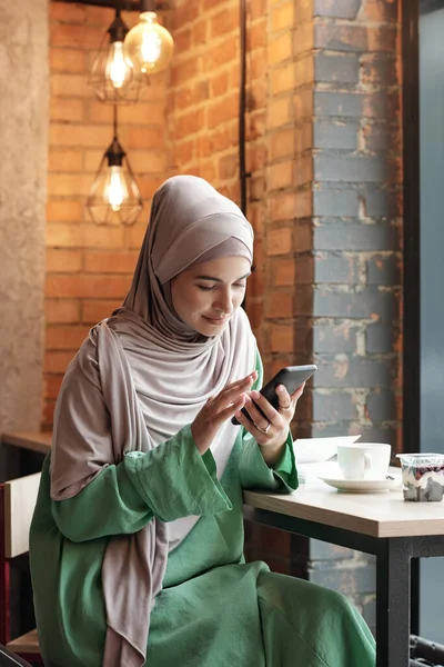 Muslimská žena se připojuje k WIFI — Stock fotografie
