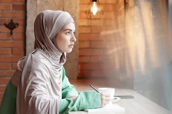 Wanita Muslim yang bijaksana di Kafe — Stok Foto