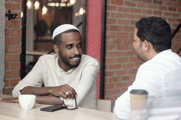 Black Man Luisteren naar Arabische Vriend — Stockfoto