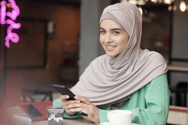 Atraktivní žena v hidžábu — Stock fotografie