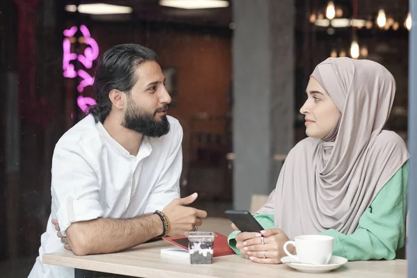 Vrienden ontmoeten elkaar in Cafe — Stockfoto