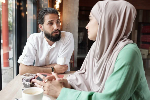 Casal muçulmano no café moderno — Fotografia de Stock