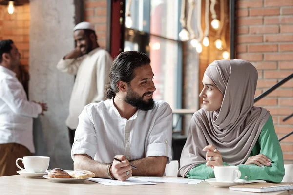 Muçulmanos empresários que trabalham no café — Fotografia de Stock
