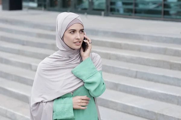 Attractive Islamic Woman Talking By Phone — Stock Photo, Image