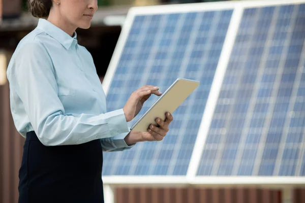 Businesswoman Selling Photovoltaic Panels — Stock Photo, Image