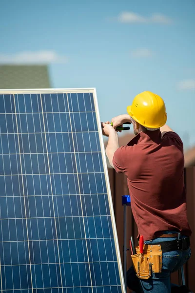 Trabalhador instalando painel fotovoltaico — Fotografia de Stock