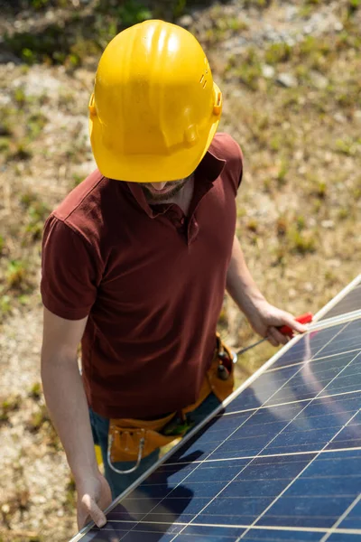 Técnico ajustando painéis solares — Fotografia de Stock