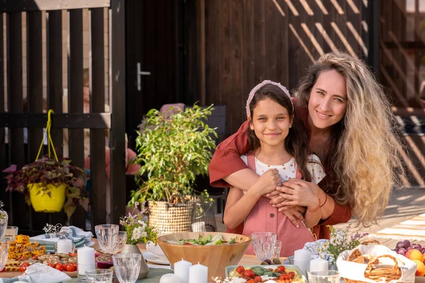 Mor och dotter vid middagsbordet — Stockfoto