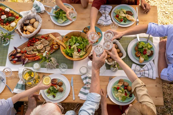 Oamenii toastează cu pahare de apă — Fotografie, imagine de stoc