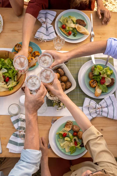 Membros da família Clinking Óculos — Fotografia de Stock