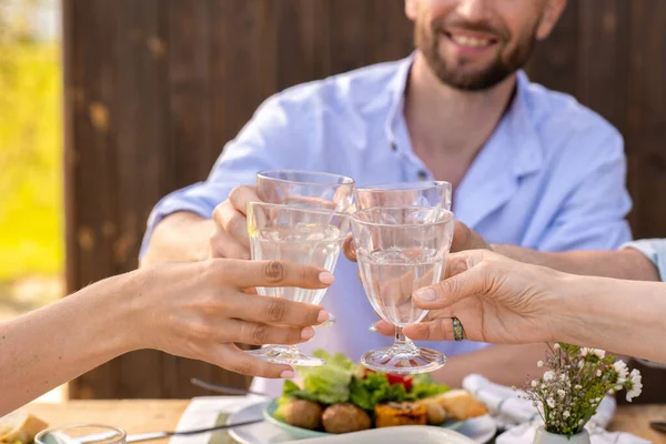 Folk skålar på födelsedagsfesten — Stockfoto