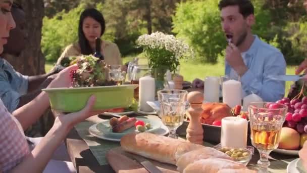 Fiatal Férfi Női Barátok Soknemzetiségű Csoportja Akik Együtt Ülnek Étkezőasztalnál — Stock videók