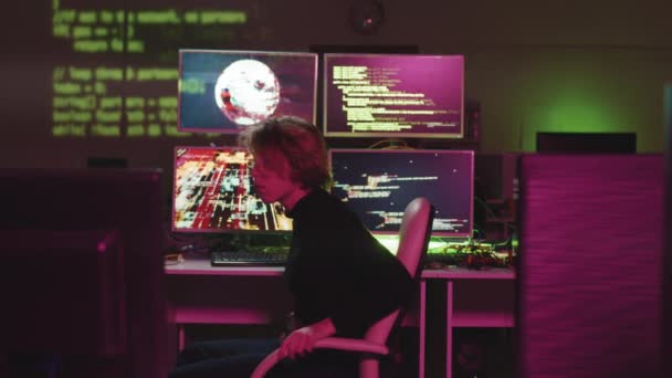 Modern Kvinnlig Hacker Sitter Kontoret Natten Ser Sig Omkring Och — Stockvideo