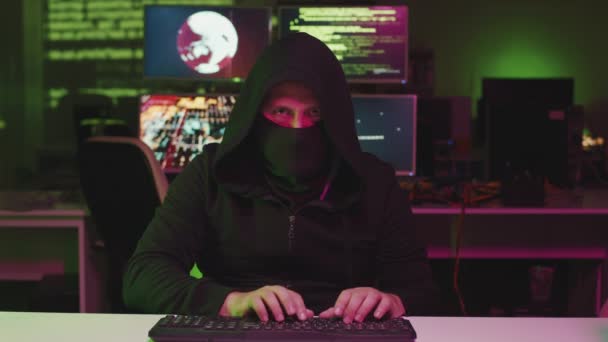 Horizontale Mittlere Porträtaufnahmen Von Unkenntlich Gemachten Männlichen Hackern Schwarzem Outfit — Stockvideo