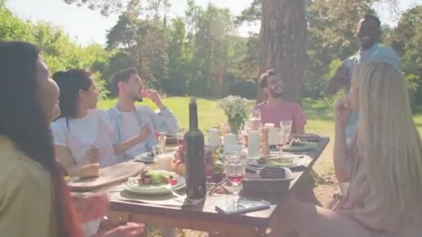 Groep Multi Etnische Vrienden Die Plezier Hebben Een Feestje Het — Stockvideo