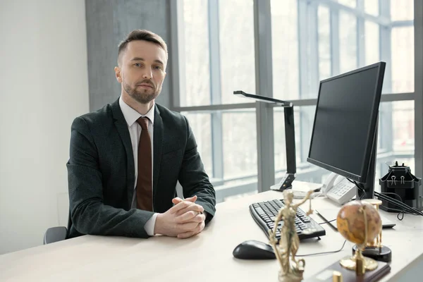 Empresário que trabalha no escritório — Fotografia de Stock