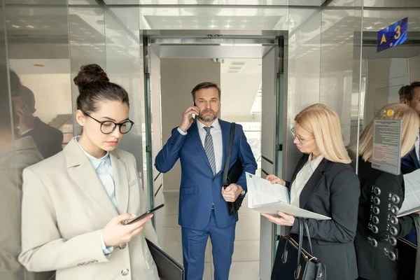 Empresários de pé no elevador — Fotografia de Stock