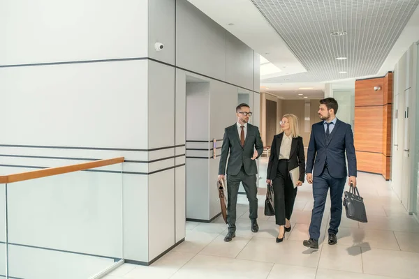 Συνάδελφοι επιχειρηματίες περπατούν στο διάδρομο — Φωτογραφία Αρχείου