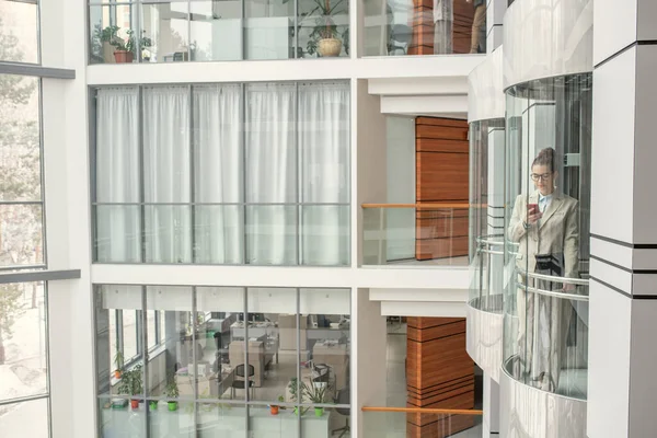 Edifício de escritórios moderno com elevador — Fotografia de Stock