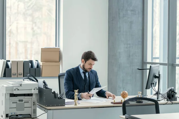 Empresário que trabalha à mesa — Fotografia de Stock