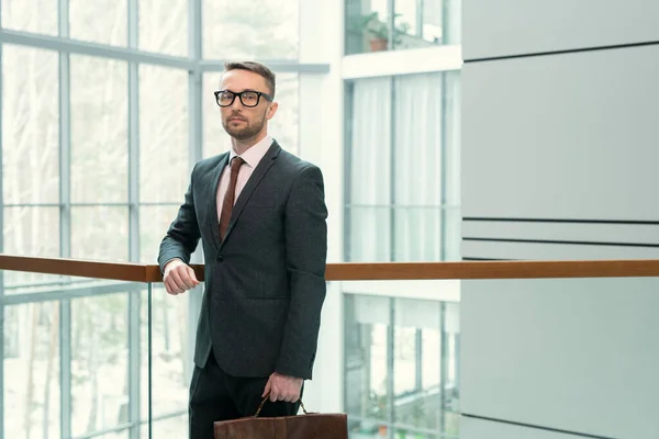 Empresario de pie en el pasillo de oficinas — Foto de Stock