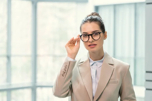 Empresária elegante no escritório — Fotografia de Stock