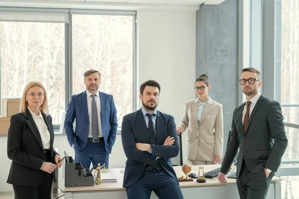 Equipe de negócios bem sucedida no escritório — Fotografia de Stock