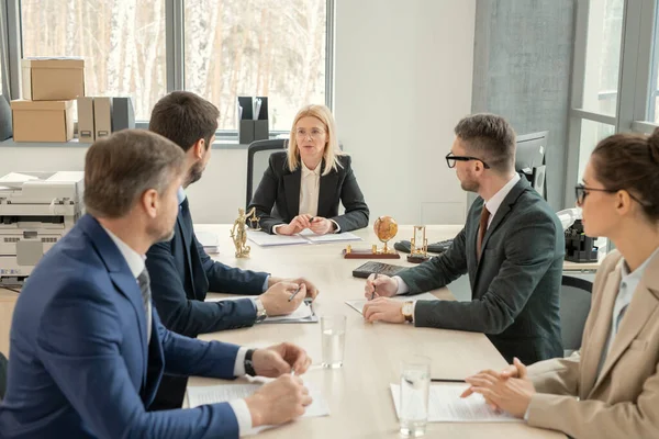 A megbeszélésen ülő üzletemberek — Stock Fotó