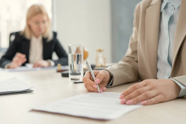 Empresária que assina um contrato na reunião — Fotografia de Stock