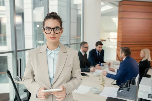 Empresária de pé no escritório durante a reunião — Fotografia de Stock