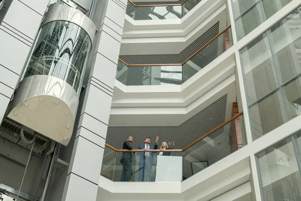 Gente de negocios de pie en el edificio de oficinas — Foto de Stock